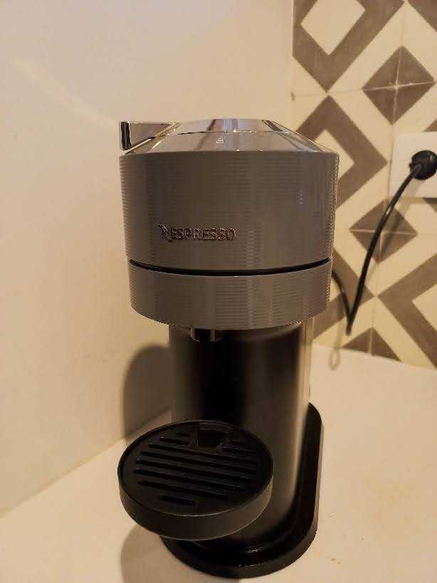 Maquina Nespresso Vertuo Next cinzenta