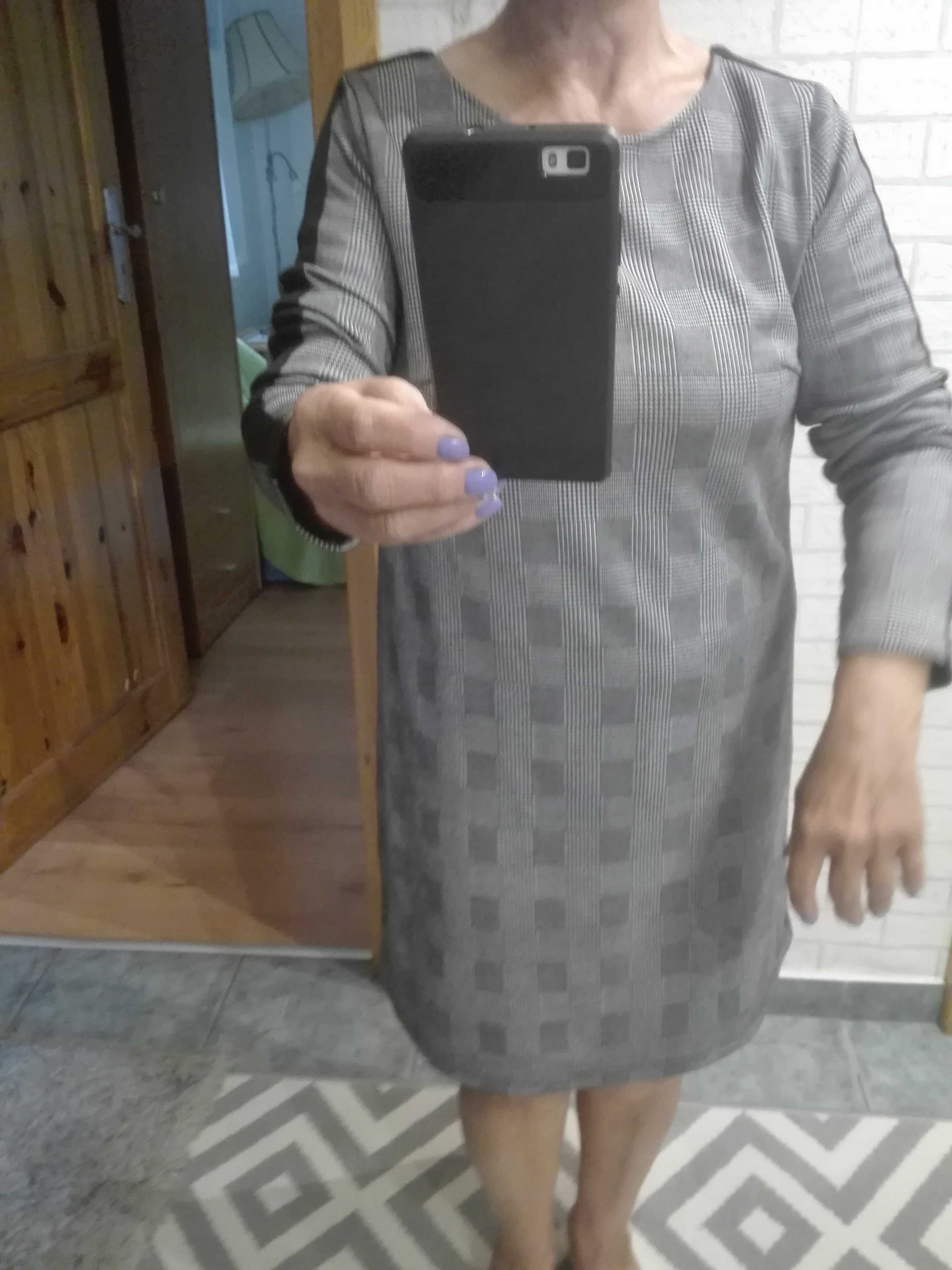 Sukienka w kratę L carry
