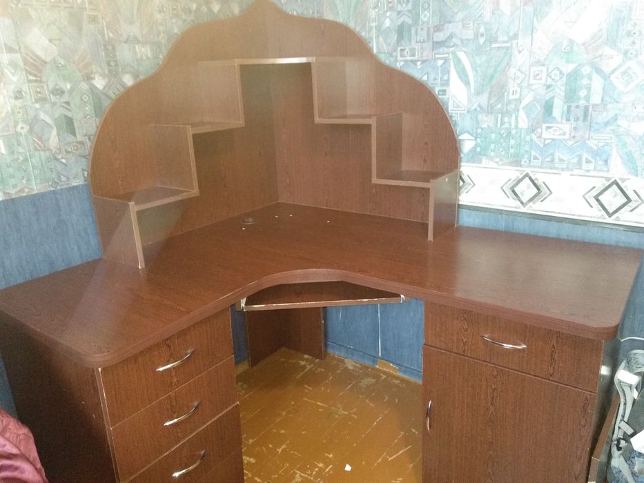 Стол компьютерный.