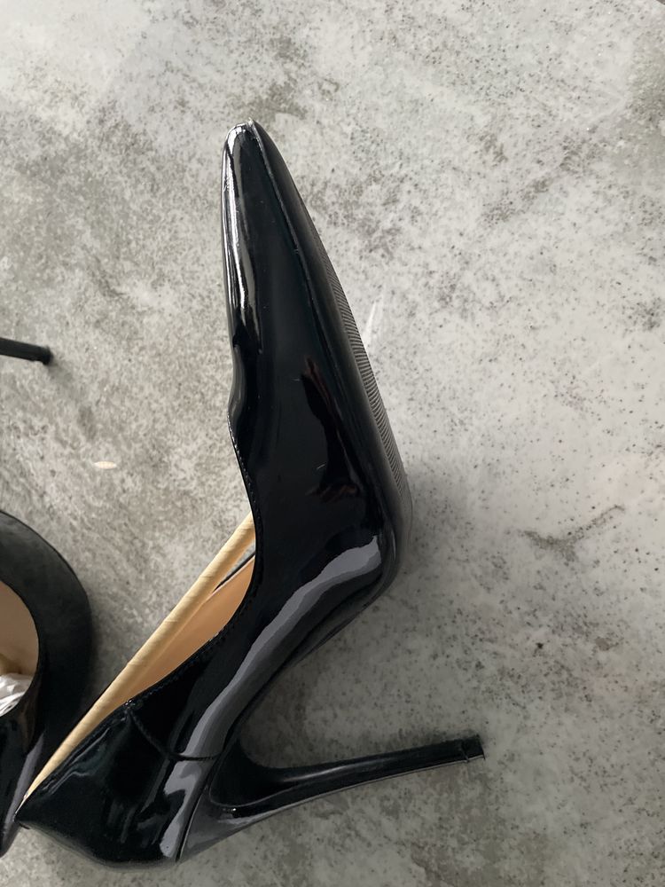 Buty szpilki lakierowane