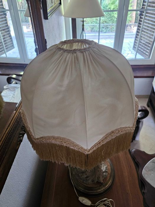 Candeeiro Vintage de Mesa com Figura Feminina e Criança