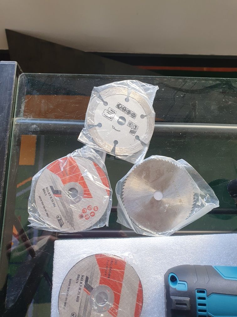 rebarbadora e aparafusadora com acessorios de corte