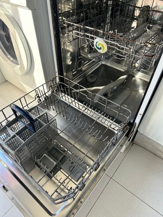 Máquina de lavar loiça em bom estado de funcionamento.