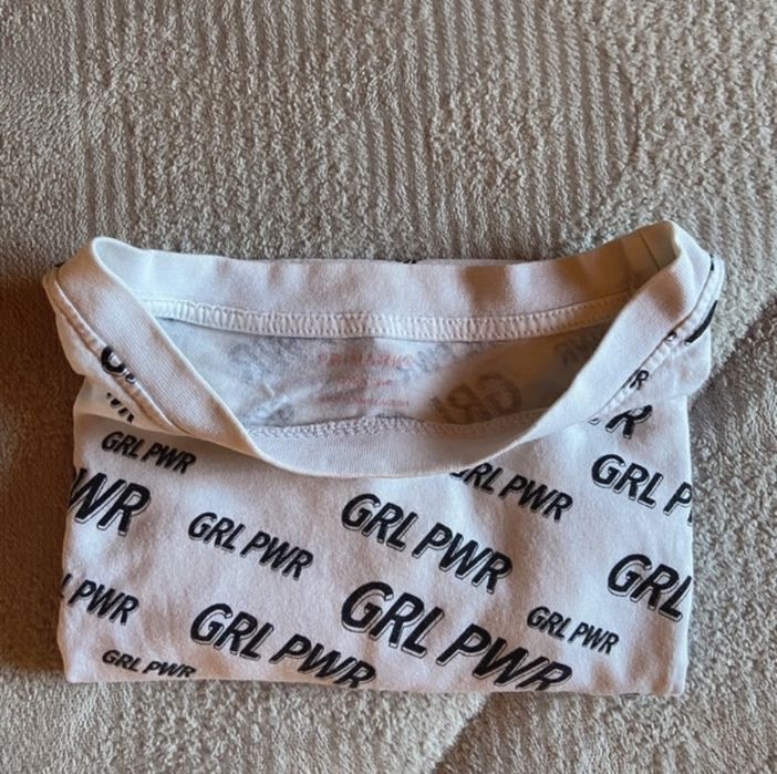 T-shirt branca com estampa preta