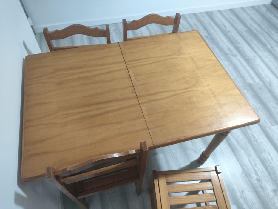 OPORTUNIDADE Mesa Extensível Pinho + 4 Cadeiras