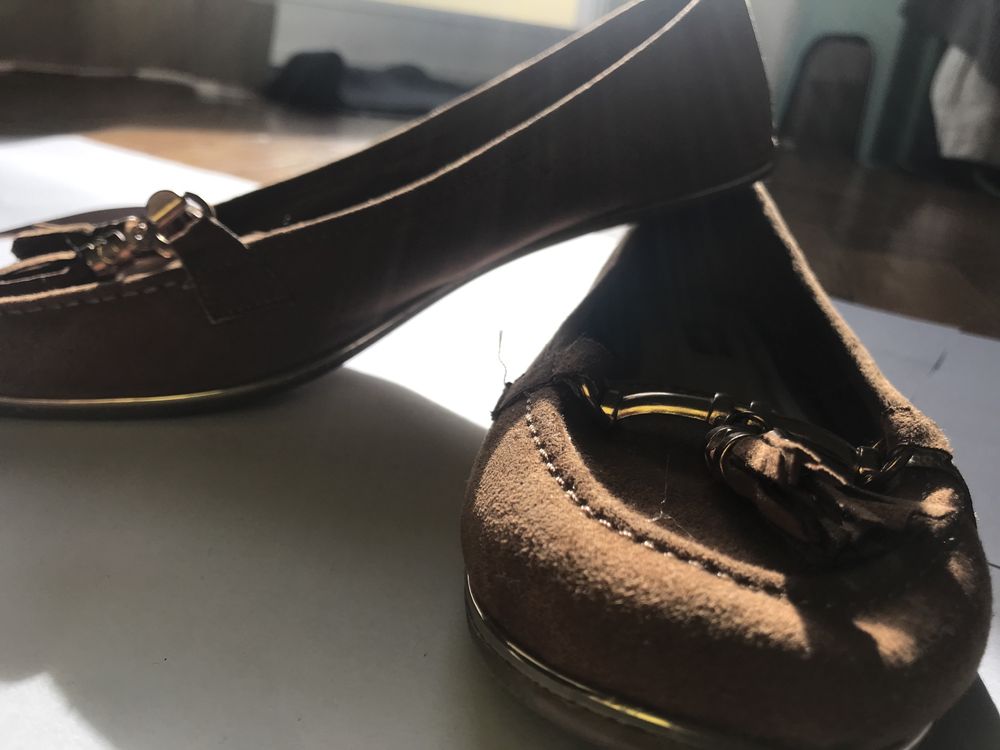 Sabrinas castanhas com berloques