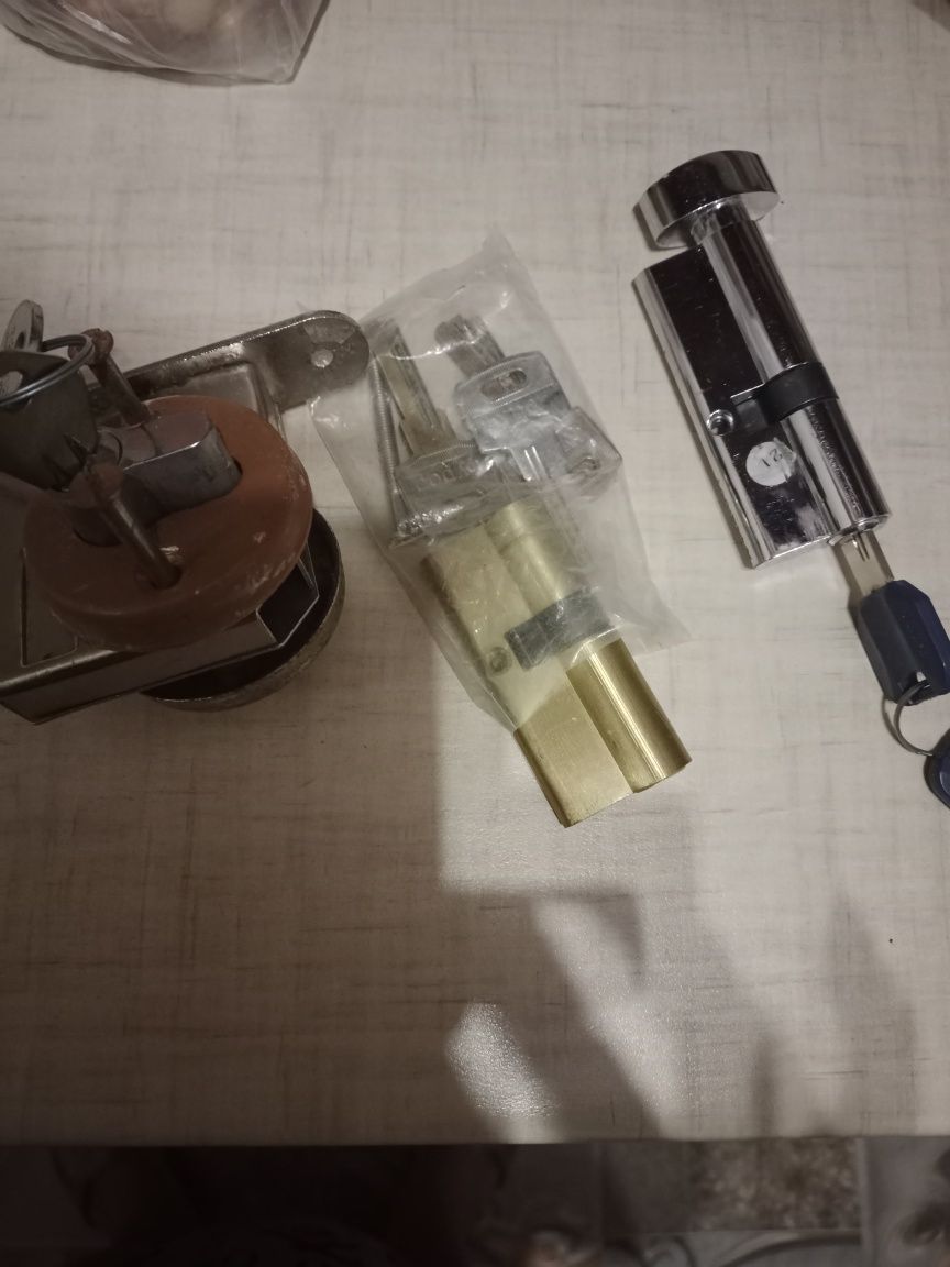 Замок врезной та богато інших речей