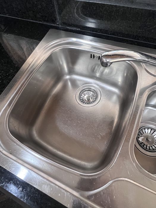 Banca lava louça inox Fagor e torneira Roca