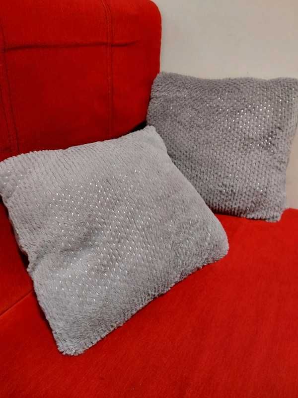 Ozdobne poduszki na kanapę z cekinami