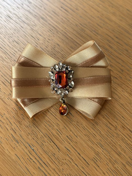 Broszka ozdoba beżowa z tasiemki