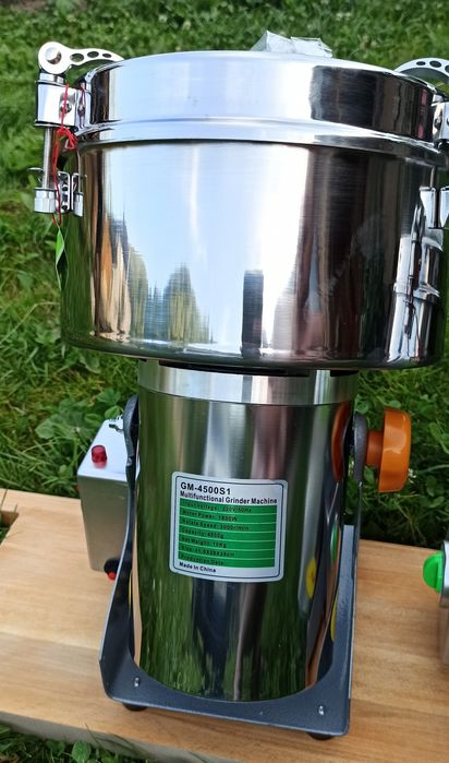Великий,професійний млин,дробарка,подрібнювач,гріндер на 5000 грам.