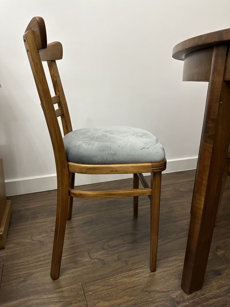 Drewniany okrągły stół z krzesłami