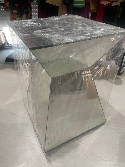 Mesa de decoração toda em espelho.