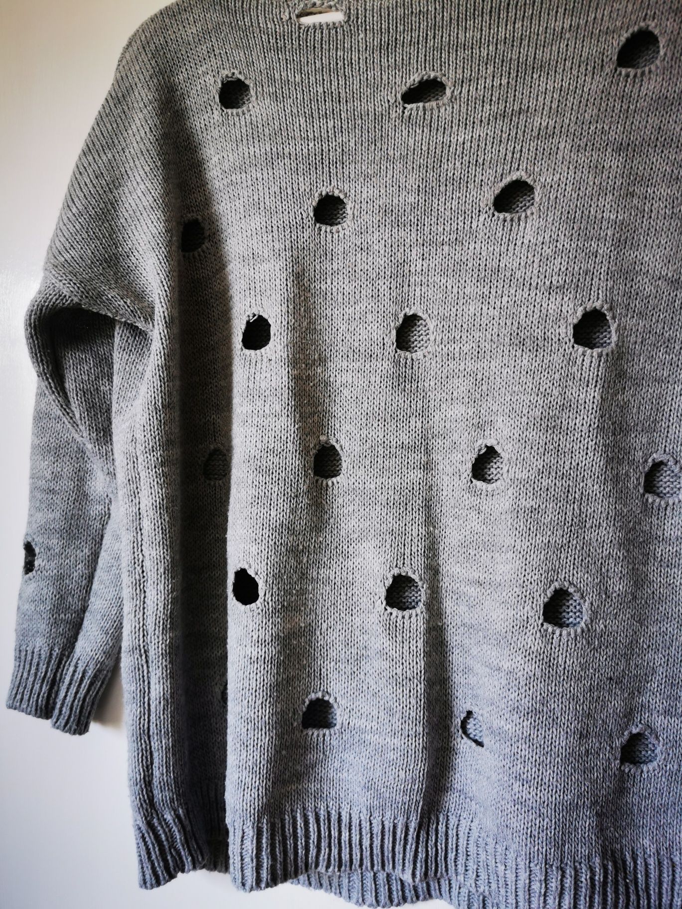 Sweter szary z dziurami oversize