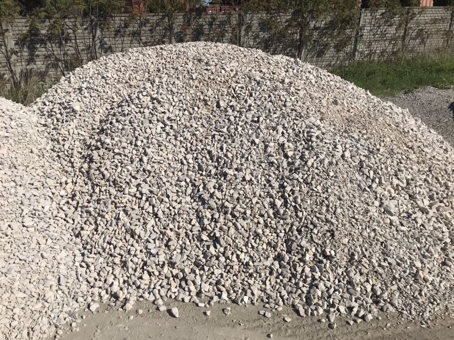 Ziemia przesiewana, piach, kruszywo, gruz kruszony . Transport .