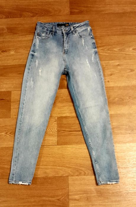 Продам джинсы МОМ в отличном состоянии