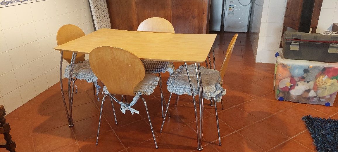 Mesa de cozinha em madeira com 4 cadeiras.