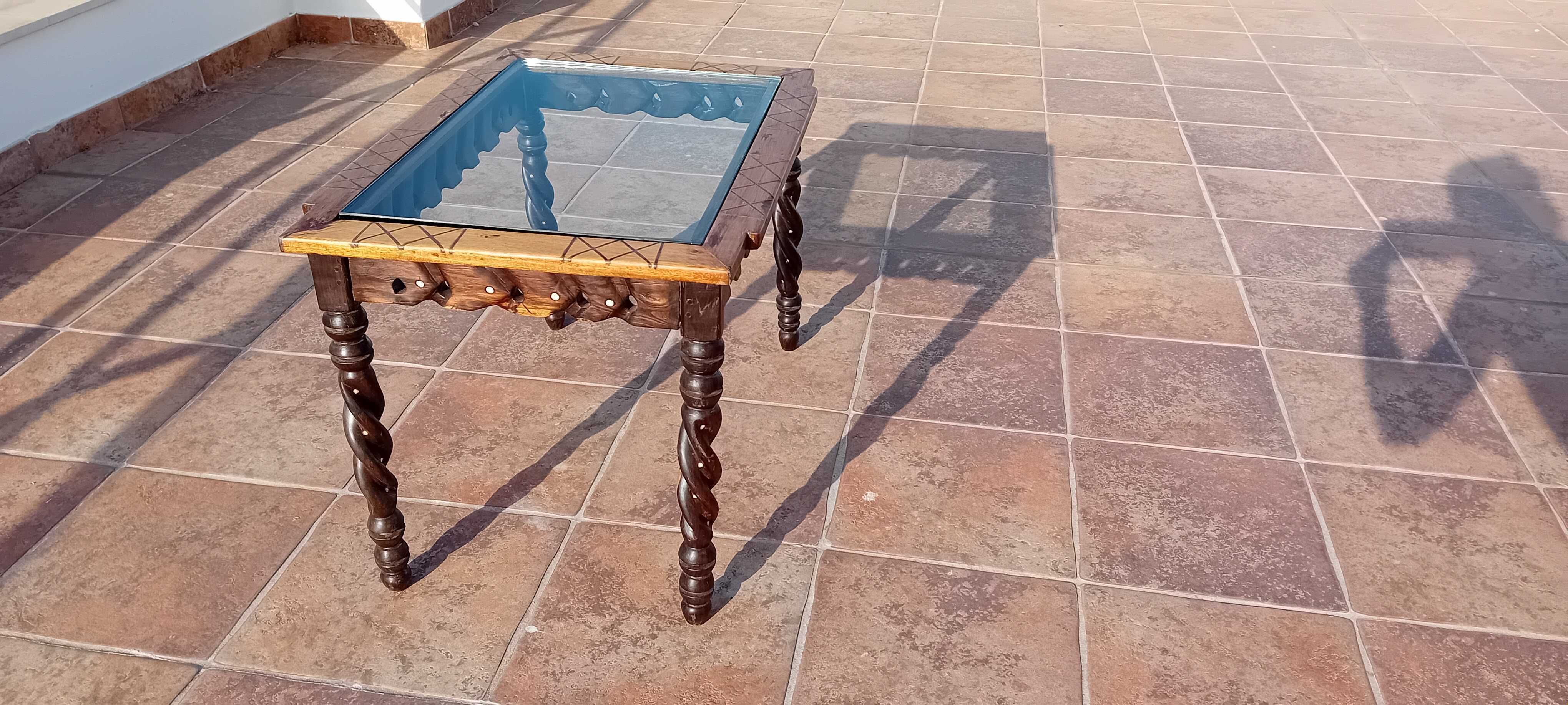 Mesa de frente de sofá em madeira esculpida com tampo em vidro
