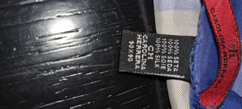 Lenço 100 % seda Carolina Herrera