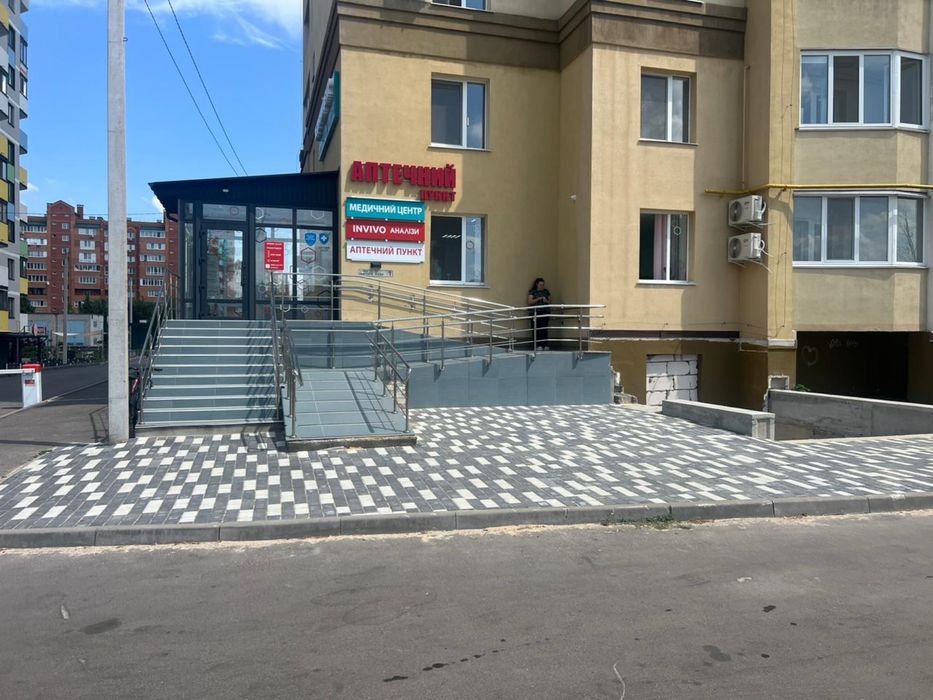 Здається в оренду цьокольне приміщення, окремий вхід з фасаду