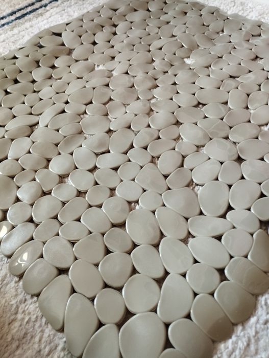 Antypoślizgowa mata pod prysznic imitująca kamienie beżowa