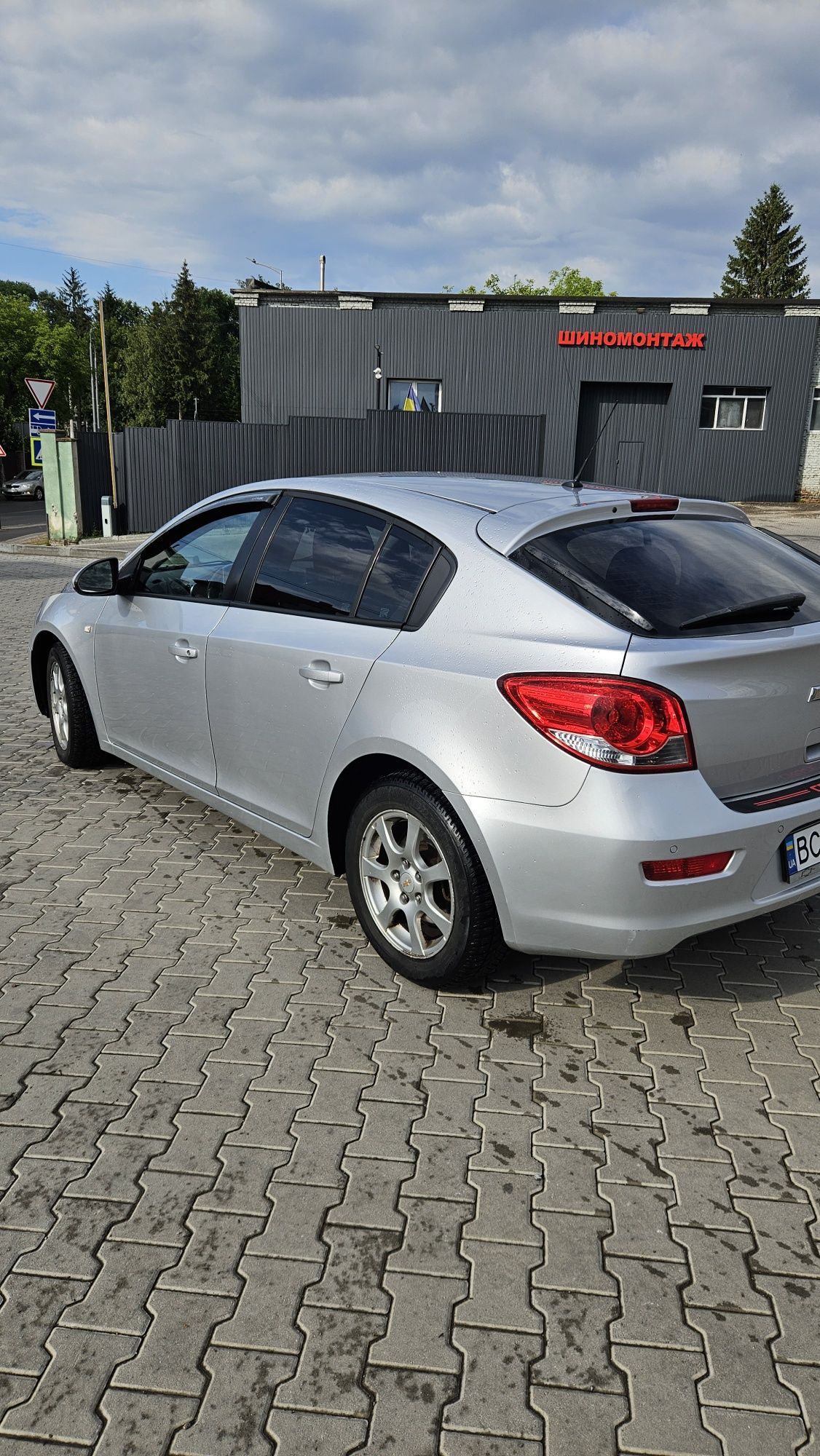 Машина Chevrolet cruze
