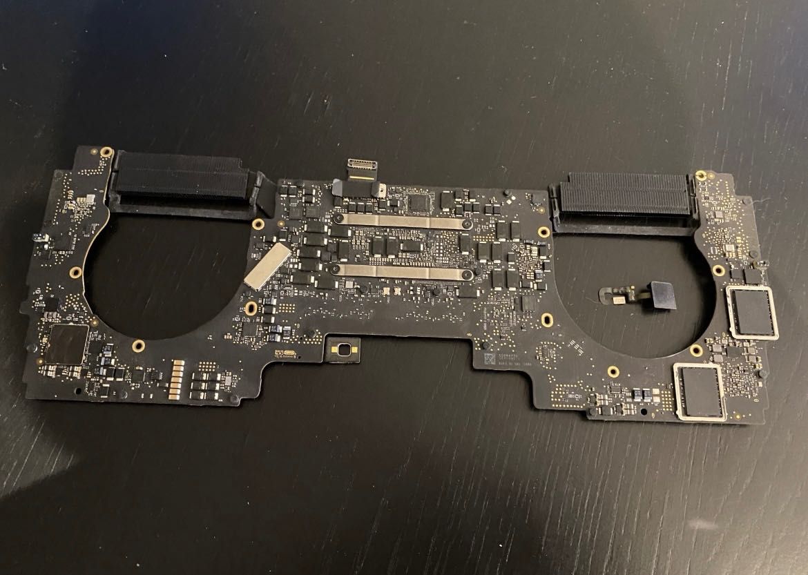 Płyta główna Apple A1706 rok 2017 
I5 8GB 256GB ssd
