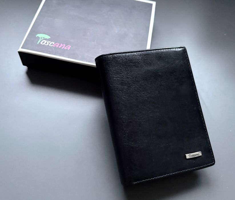 Skórzany portfel męski czarny pionowy