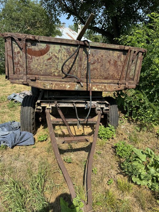 Тракторний прицеп під ремонт