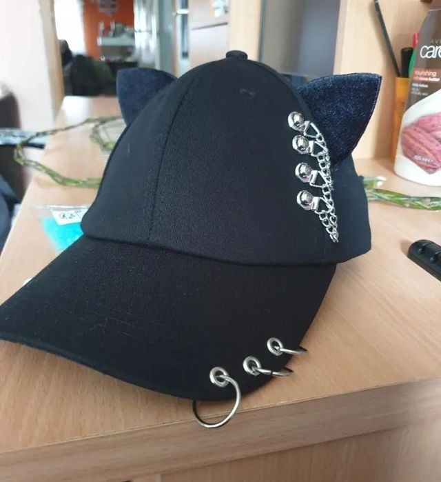 Бейсболка с ушками и цепями