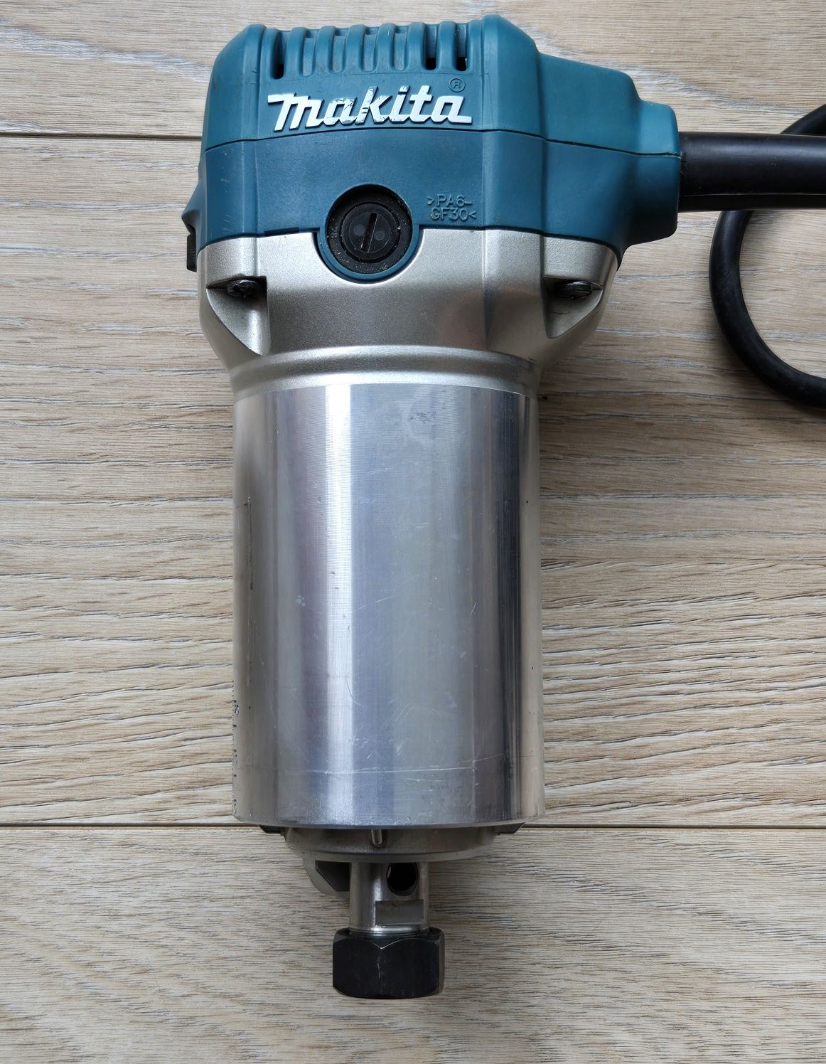 Frezarka Makita RT0700C