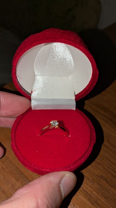 Обручальное кольцо с бриллиантом