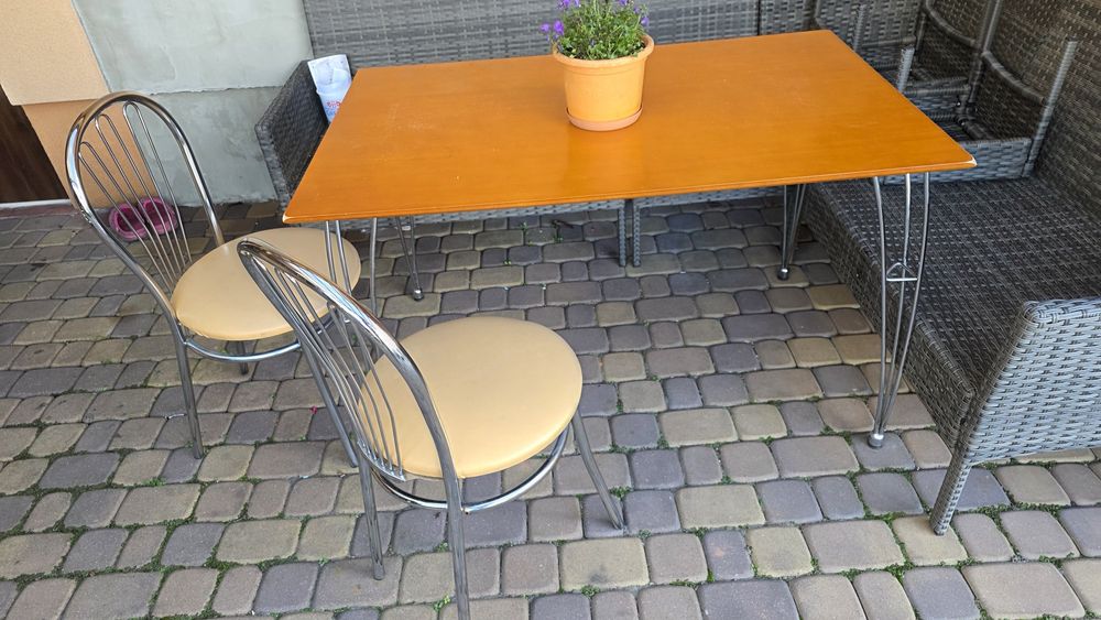 Stół i dwa krzesła