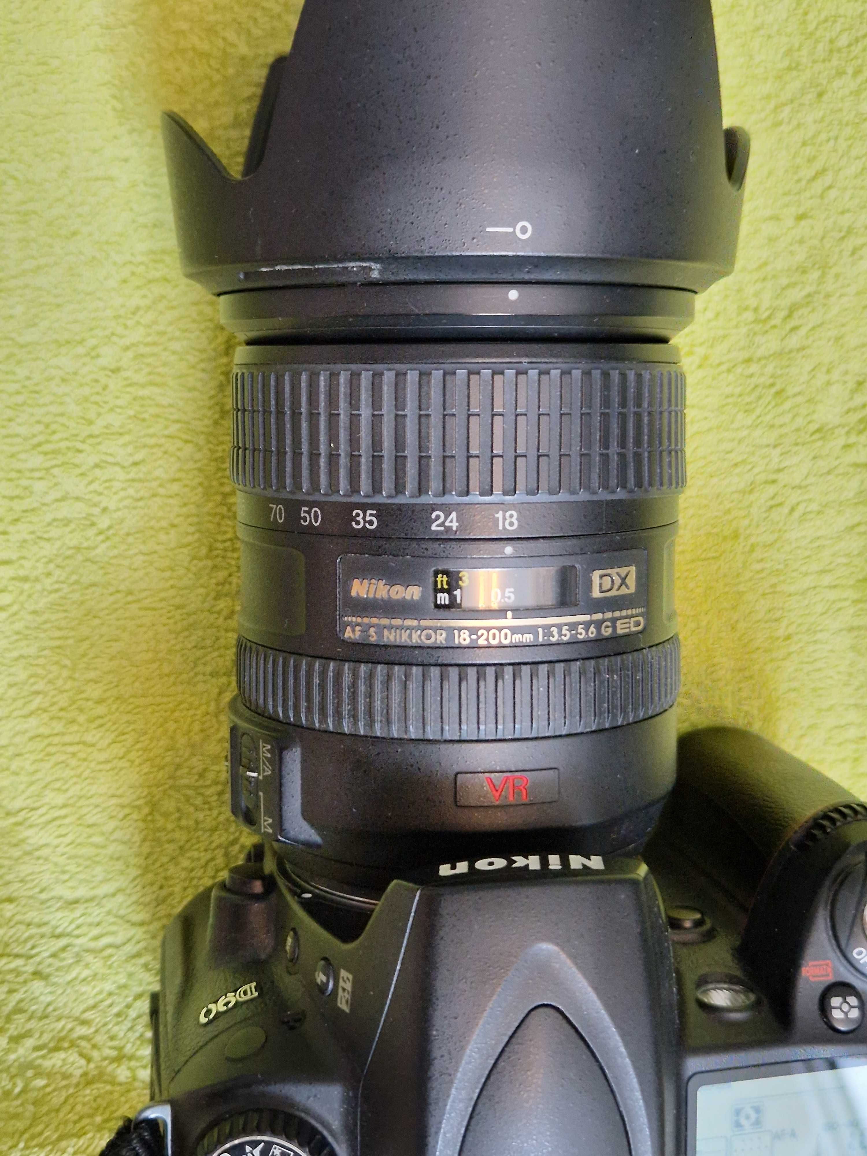 Nikon D 90 + NIKKOR 18-200 mm 3,5-5,6 DX G ED VR