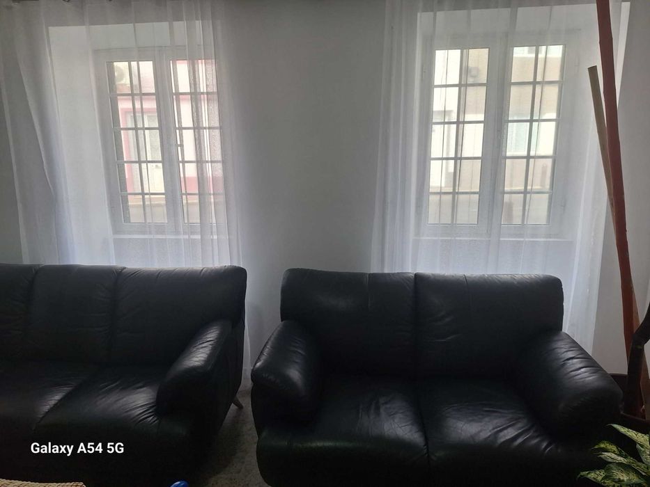 Duas Sofas de pele e mobilha para TV