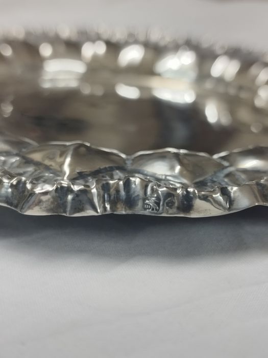 Salva Bordo Recortado prata águia 833
Altura 1,7 cm e 23 diâmetro. Pes