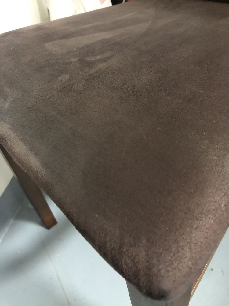 2 cadeiras forradas a pele