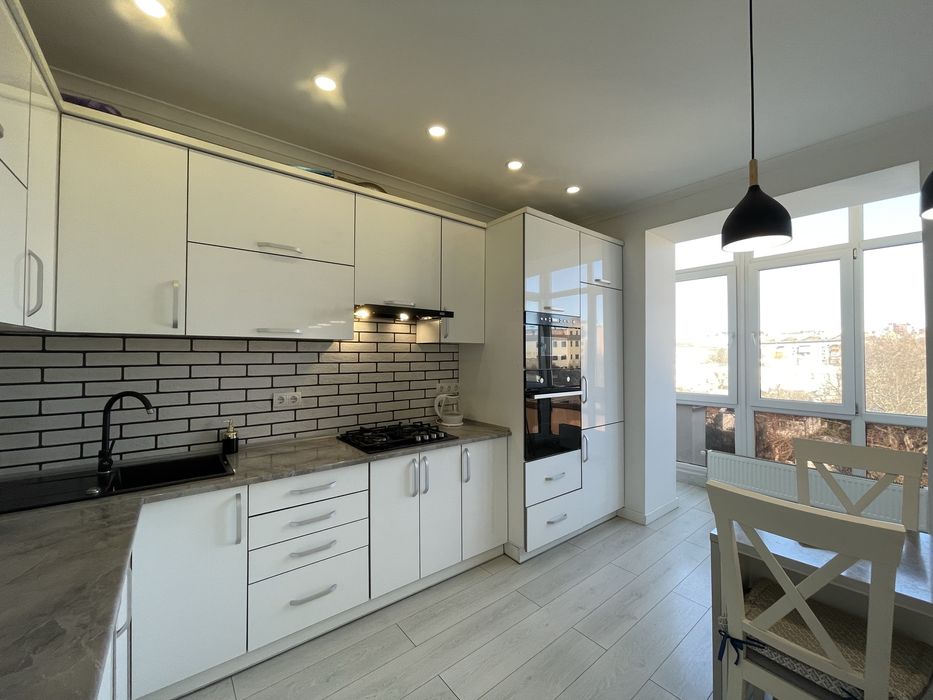 ЦЕНТР!Продаж простороі та світлої 2 кім квартири!