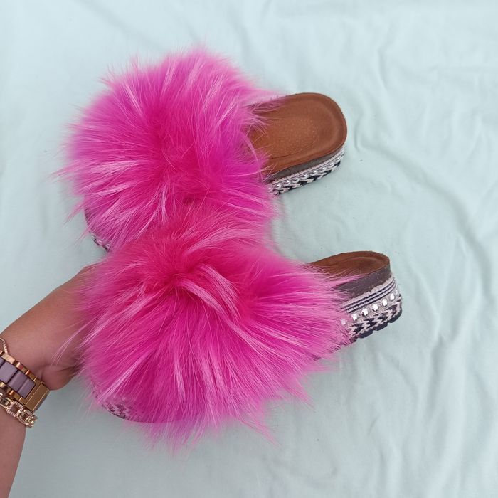 Klapki damskie obszyte naturalnym futrem jenota