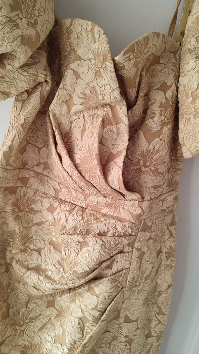 Piękna żakardowa złota sukienka z bufiastymi rękawami rozm M