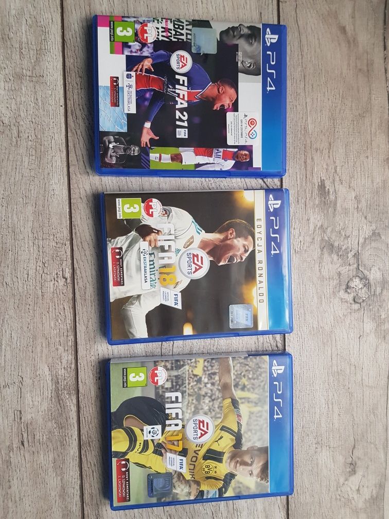 Sprzedam trzy Fify . Fifa 21 , Fifa 18 , Fifa 17