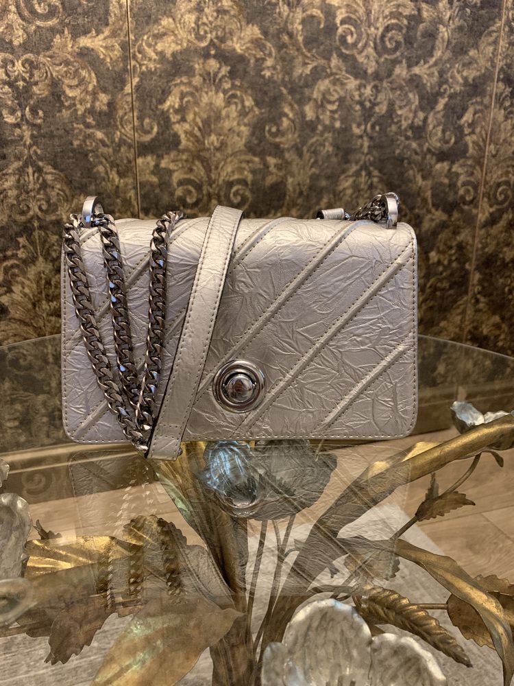 Reserved srebrna torebka na łańcuszku pikowana elegancka przeszycia