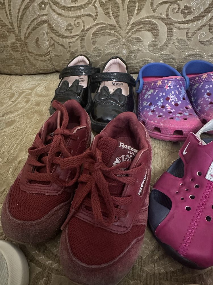Взуття на дівчинку. Кросівки, босоніжки. Crocs, Nike, Adodas.