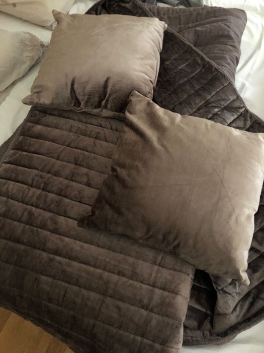 Colcha e almofadas para cama casal