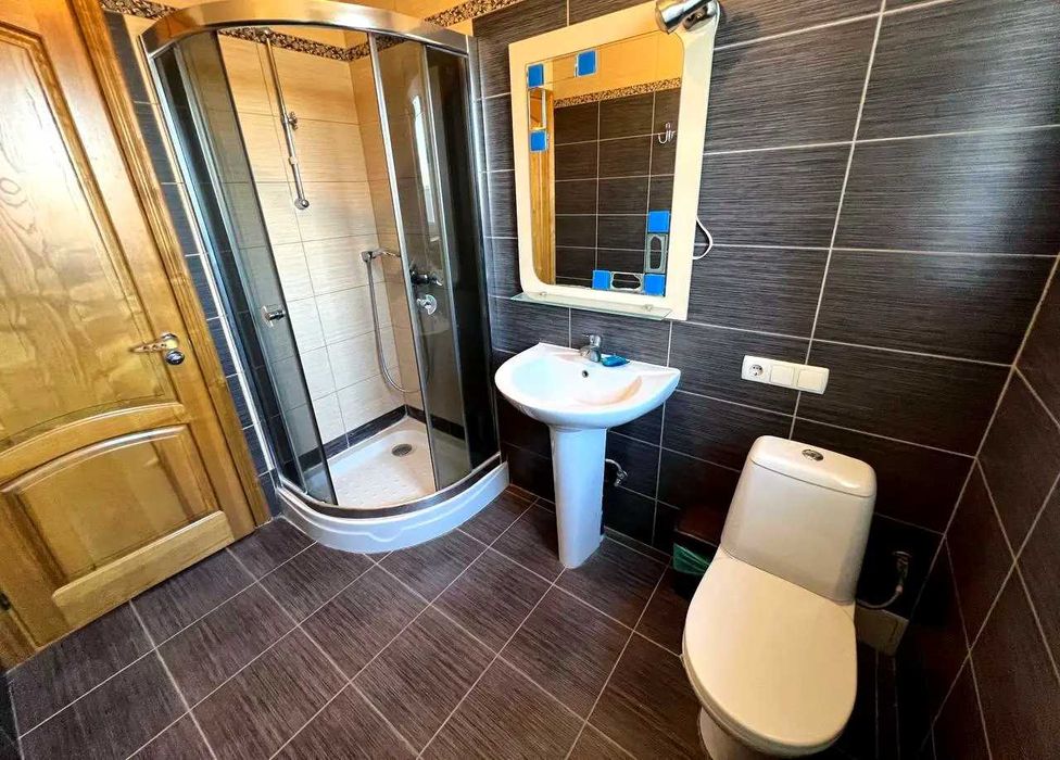 Продаж жилого будинку. Газ,камін,твердопалевний котел,гараж,підвал.