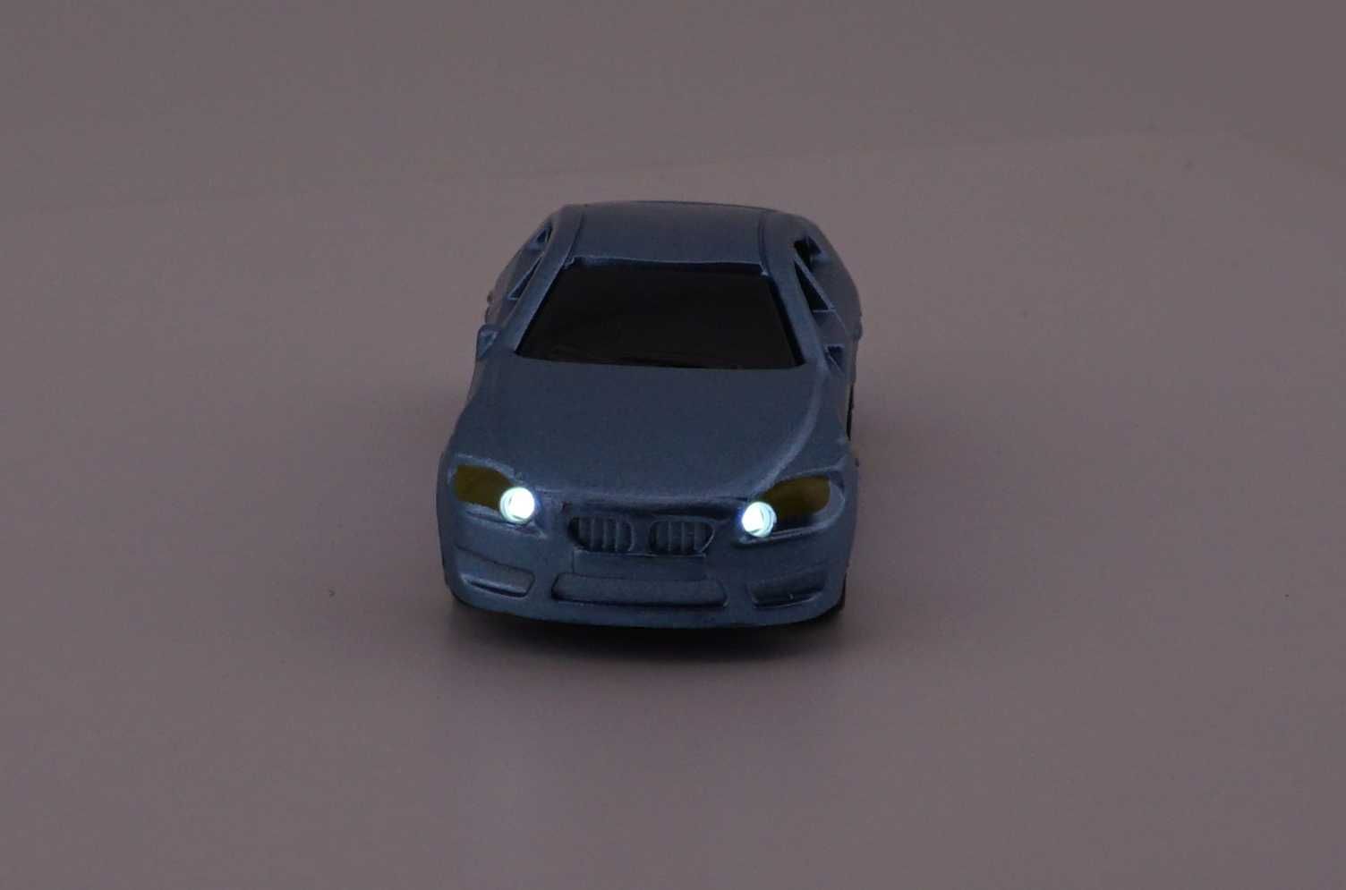 Auto ze światłami H0 1:87 samochód oświetlony