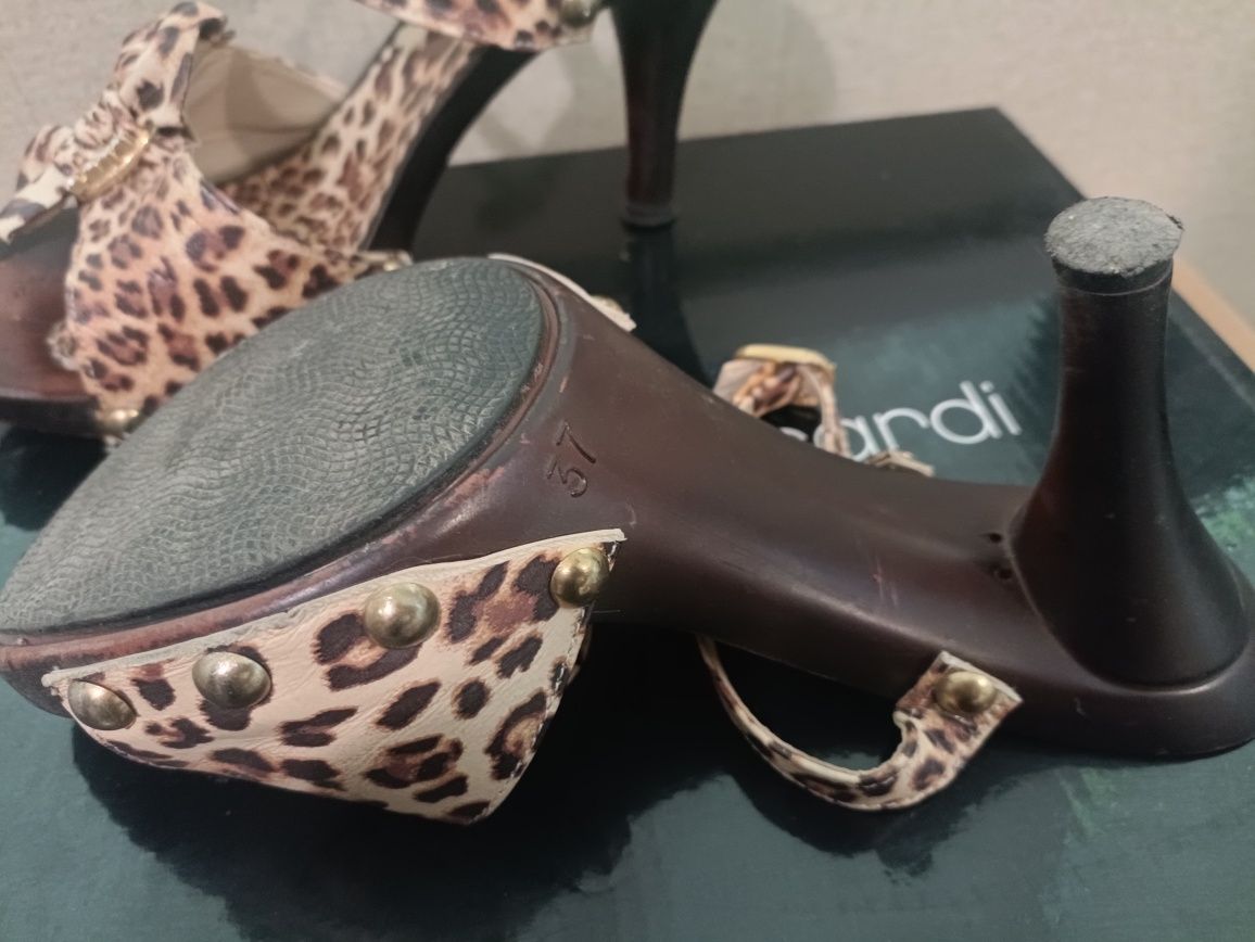 Продам босоніжки шкіряні леопардовий принт.37 розмір