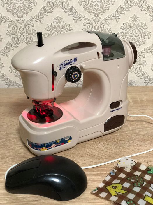 Дитяча швейна машинка