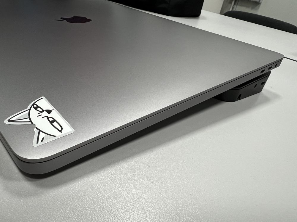 Продам Macbook Pro 16 2019 i7 16gb 512gb Radeon Pro 5300 4gb Video