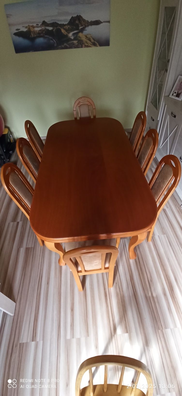 Sprzedam stół plus osiem krzeseł komplet.